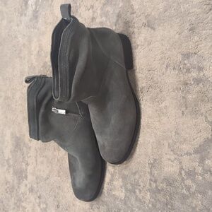 Koolaburra by Ugg- Comfortable, Gray Womans Ankle Boots, Sz. 7. Great Condition.